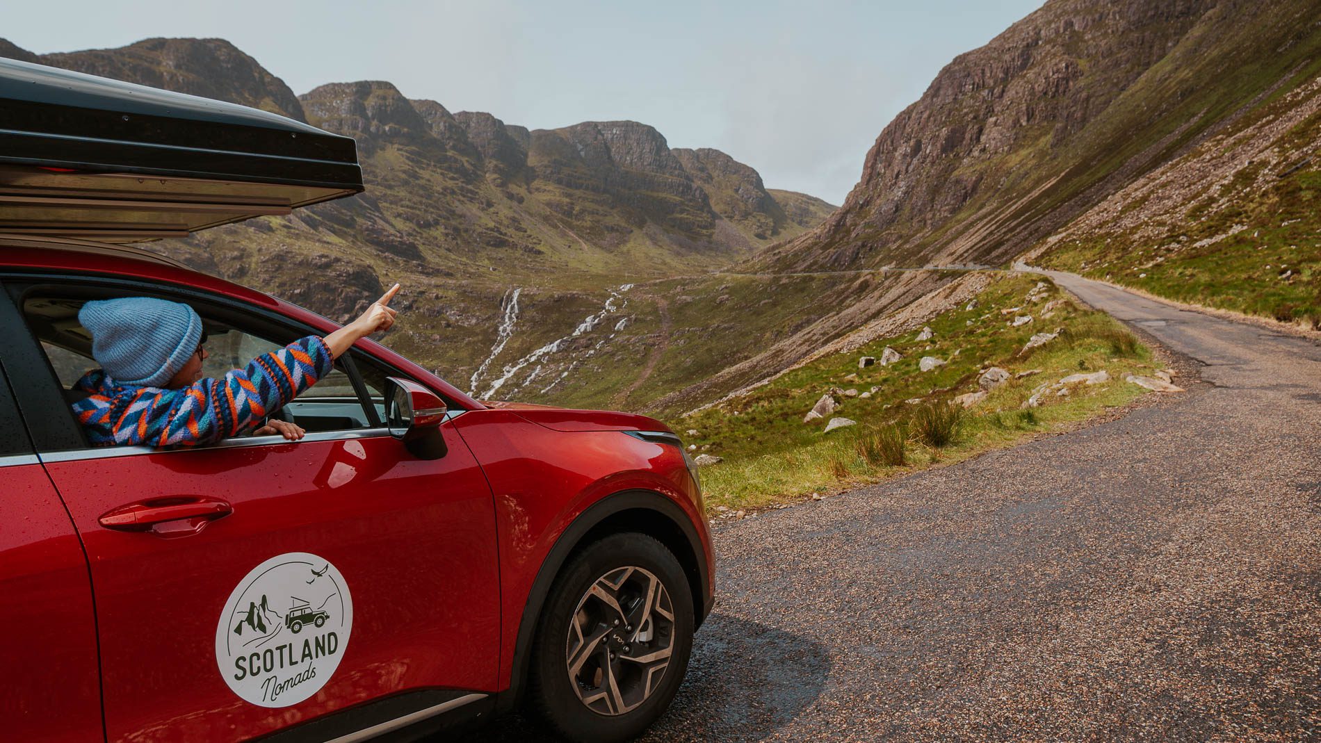 Tag 7 – Kaffee im Nirgendwo, Waldzauber & Abschied mit Bier Unser letzter Morgen auf dieser Schottland Rundreise beginnt – mal wieder – mit einer Überraschung. Unser idyllischer Wildcamping-Spot entpuppt sich bei Tageslicht als beliebter Treffpunkt für Vogelbeobachter. Und plötzlich rollt ein kleiner Anhänger heran: Ein mobiler Kaffeestand mitten im Nirgendwo! Besser hätte der Tag nicht starten können – heißer Kaffee, frische Luft, Vogelgezwitscher. Schottland, du kannst es einfach. Später schlendern wir durch das charmante Örtchen Dunkeld, stöbern durch liebevoll gestaltete Läden und gönnen uns natürlich einen weiteren Kuchen-Stopp in der Aran Bakery – ein Pflichtbesuch für alle, die gutes Gebäck lieben (also wir). Dann geht es noch ein letztes Mal raus in die Natur: Ein kurzer Spaziergang durch The Hermitage, wo hohe Bäume, moosige Felsen und ein rauschender Wasserfall ein kleines Märchenwald-Erlebnis schaffen – ein letzter Moment völliger Ruhe auf dieser 7 Tage Schottland Rundreise. Doch bevor der Roadtrip endet, wartet noch ein unerwartetes Highlight: ein Besuch in der Jupiter Artland Sculpture Gallery – ein surrealer Mix aus Kunst, Landschaft und Fantasie. Zwischen riesigen Köpfen, Skulpturen im Gras und unterirdischen Räumen fühlt sich alles ein bisschen wie ein Traum an. Am Abend treffen wir ein letztes Mal unsere Scotland Nomads Crew – im Pub, mit einem Bier in der Hand, Geschichten im Gepäck und dem bittersüßen Gefühl, dass diese Reise nun zu Ende geht. Fremde wurden Freunde, aus Straßen wurden Erinnerungen, aus Schottland ein Stück Zuhause.