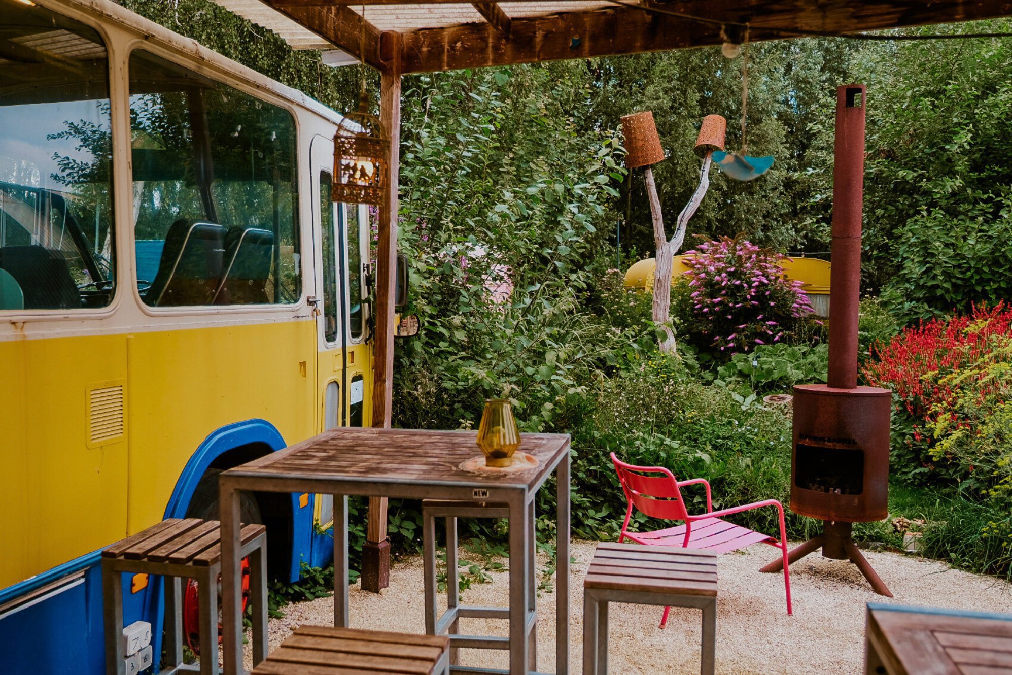 Der gelbe Bus ist gleichzeitig Bar und Chillzone